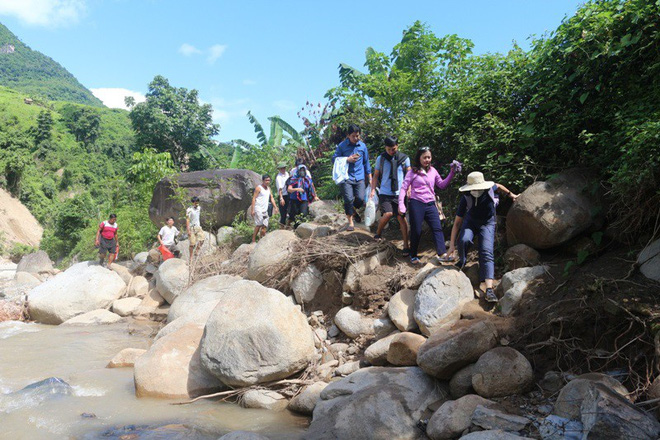 duong doc dao bi lu lut xoa so hoc sinh vung bien nghe an vuot deo loi suoi cung giao vien cong gao den truong