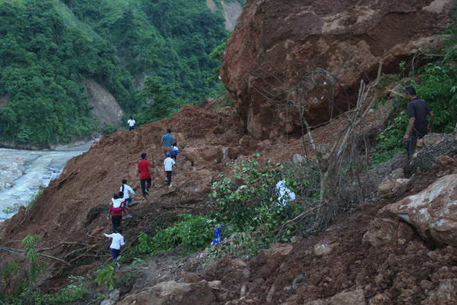 duong doc dao bi lu lut xoa so hoc sinh vung bien nghe an vuot deo loi suoi cung giao vien cong gao den truong