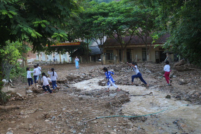 duong doc dao bi lu lut xoa so hoc sinh vung bien nghe an vuot deo loi suoi cung giao vien cong gao den truong