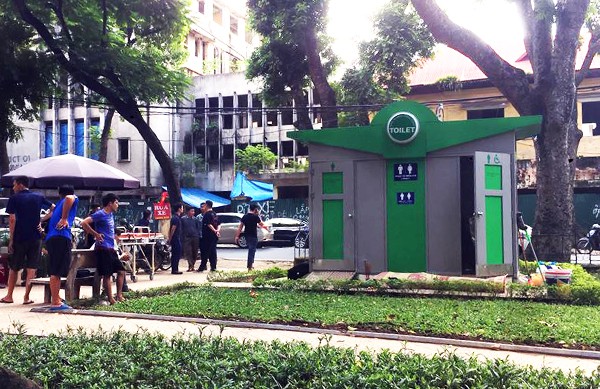 ha noi bang hoang phat hien nam thanh nien tu vong ben trong nha ve sinh cong cong