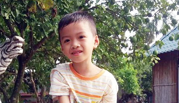 ra ben do gan nha choi cung ban be trai 7 tuoi mat tich bi an
