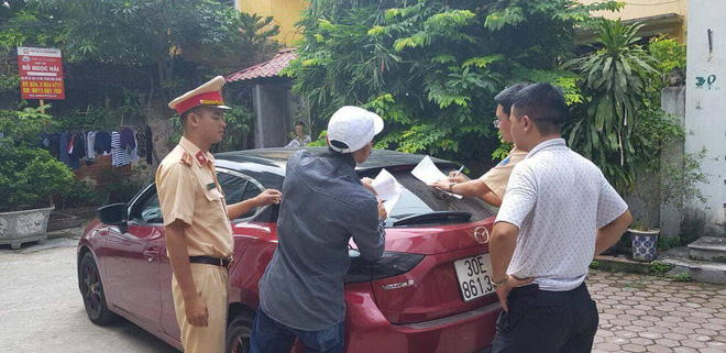 vu tai xe o to mazda ru ga danh vong nguoc chieu tren pho ha noi cong an den tan nha dua tai xe va phuong tien ve tru so