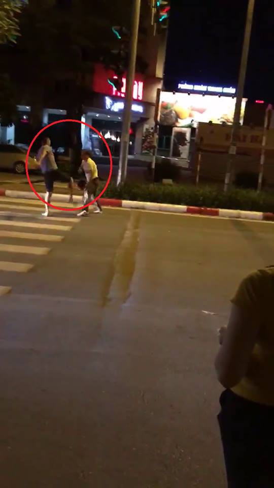 buc xe may chan truoc mui thanh nien di o to tung don voi bac lon tuoi ngay giua pho