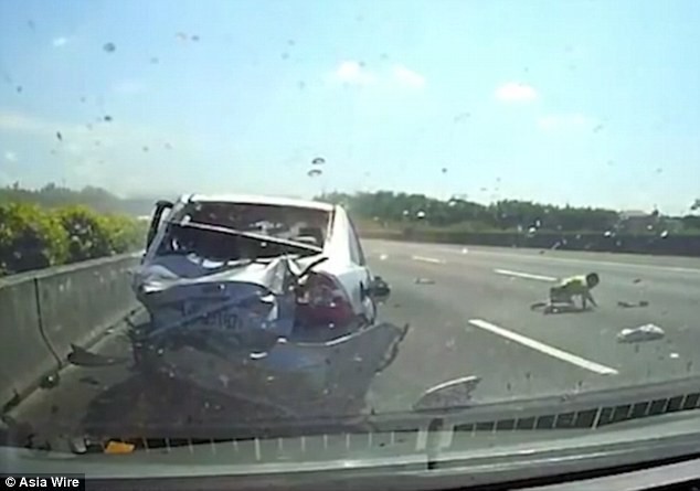 clip cau be 11 tuoi vang khoi xe roi xuong duong trong vu tai nan kinh hoang
