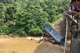 quang tri xe cho go dam lao xuong vuc sau khien tai xe bi thuong nang