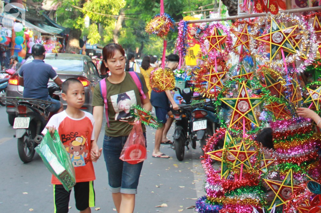 ha noi vao thu thien duong do choi hang ma lai ngop sac mau