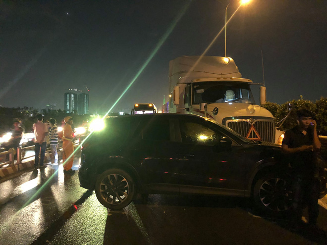 o to cho tre em gap nan roi chan ngang duong cao toc tp hcm long thanh dau giay te liet nhieu gio