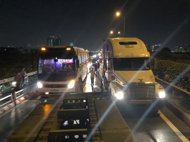 o to cho tre em gap nan roi chan ngang duong cao toc tp hcm long thanh dau giay te liet nhieu gio