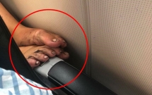 hinh anh hanh khach vo tu gac doi ban chan cau ban len ghe truoc may bay khien nhieu nguoi ngan ngam