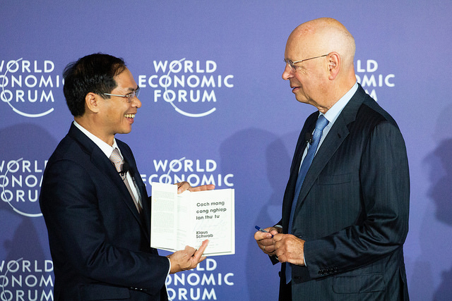 giao su klaus schwab wef la xuc tac dong luc de bien viet nam tro thanh the luc moi trong cuoc cach mang 40