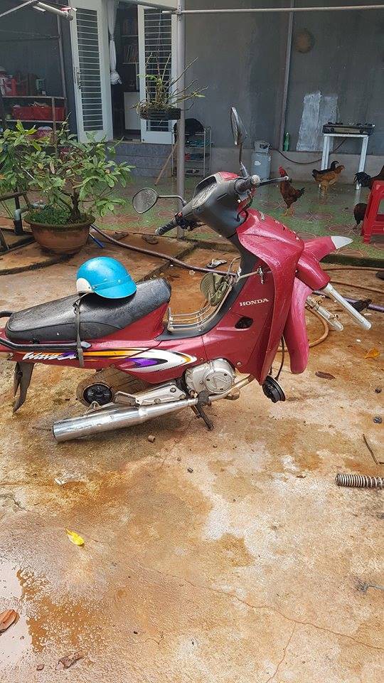 clip can canh thanh nien hi hui 15 phut de trom banh xe may