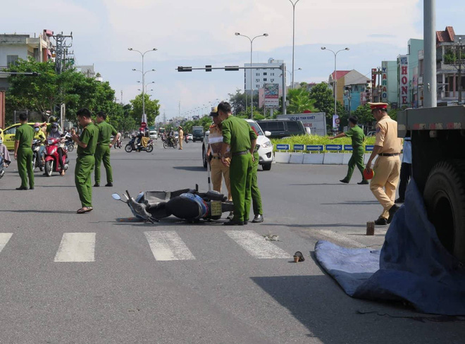 da nang xe may bi cuon vao gam xe container nguoi phu nu chet tham