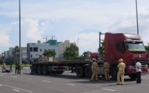 da nang xe may bi cuon vao gam xe container nguoi phu nu chet tham