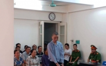 ga trai cuong buc roi nem cu ba xuong gieng tu choi gap nguoi than xin som tu hinh
