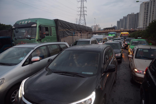 cua ngo vao phia nam tu cuoi cao toc phap van un tac hang km