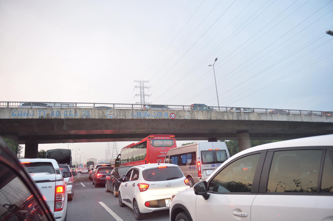 cua ngo vao phia nam tu cuoi cao toc phap van un tac hang km