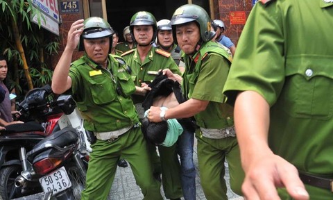 tai xe grabbike bi thanh nien chia hung khi vao nguoi cuop tai san o sai gon