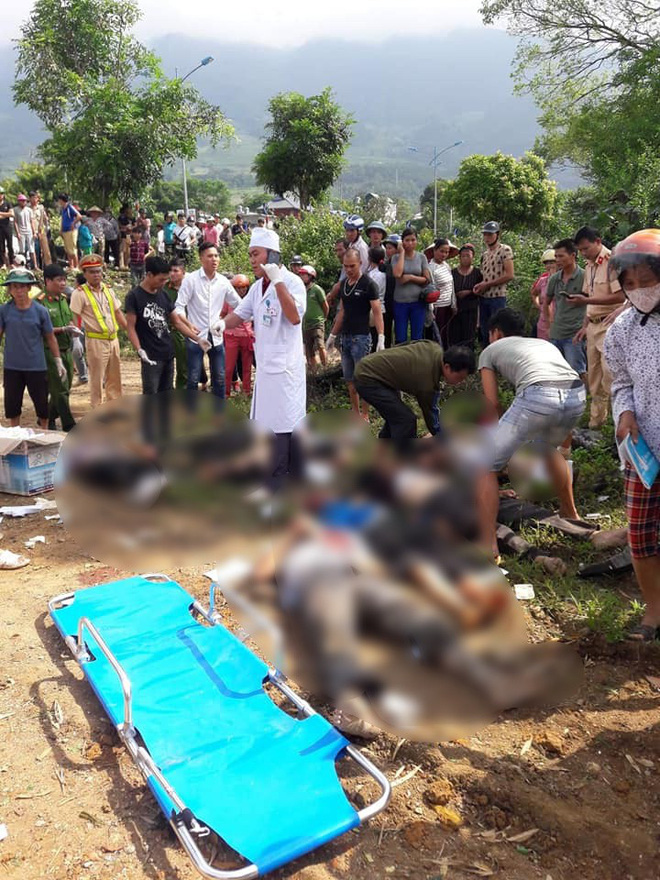 anh hien truong tham khoc vu xe bon va xe khach dam nhau roi lao xuong vuc sau khien 15 nguoi thuong vong