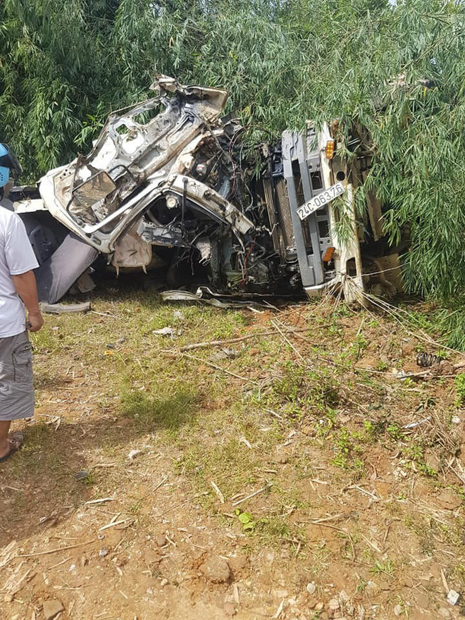 anh hien truong tham khoc vu xe bon va xe khach dam nhau roi lao xuong vuc sau khien 15 nguoi thuong vong