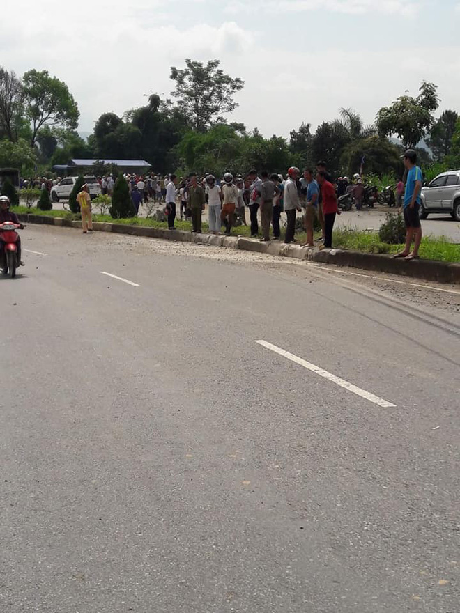 anh hien truong tham khoc vu xe bon va xe khach dam nhau roi lao xuong vuc sau khien 15 nguoi thuong vong