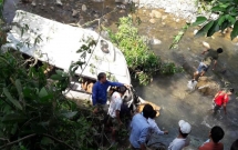 13 nguoi chet vu xe bon va xe khach lao xuong vuc he lo nguyen nhan ban dau