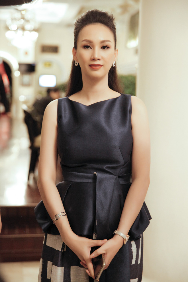 cuu nguoi mau paris vu ra san bay don hoa hau ao den tham viet nam