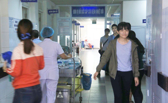 da nang ca gia dinh di du lich me va con tu vong nghi do ngo doc nguoi cha nguy kich