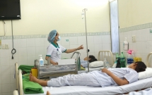 da nang ca gia dinh di du lich me va con tu vong nghi do ngo doc nguoi cha nguy kich