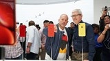 ceo apple tim cook len tieng sau khi bo 3 iphone moi duoc ra mat