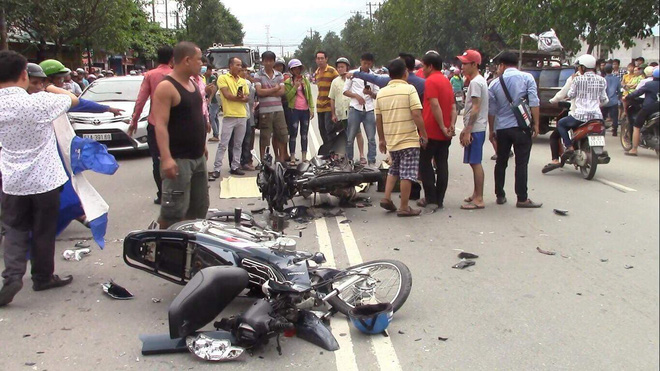 binh duong hai xe may vo nat sau doi dau nguoi than om thi the thanh nien 22 tuoi gao khoc trong mua