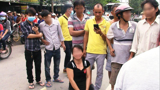 binh duong hai xe may vo nat sau doi dau nguoi than om thi the thanh nien 22 tuoi gao khoc trong mua