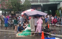 binh duong hai xe may vo nat sau doi dau nguoi than om thi the thanh nien 22 tuoi gao khoc trong mua