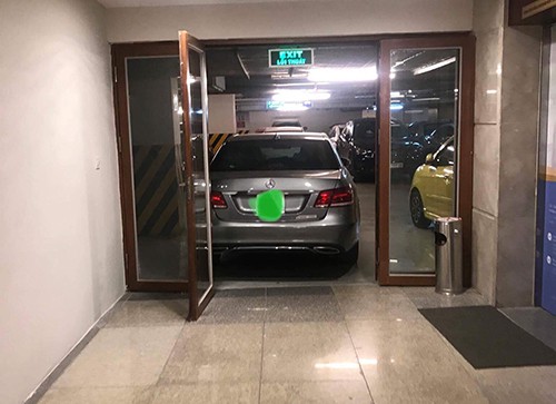 chon cho bong ram do o to tai xe tao nen hinh anh khien ai nhin cung thay ngao ngan