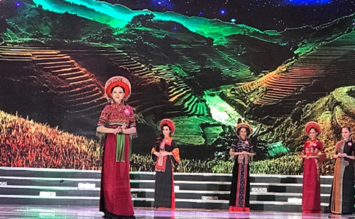 hoa hau viet nam 2018 sau man trinh dien ao dai 25 thi sinh vao vong trinh dien bikini