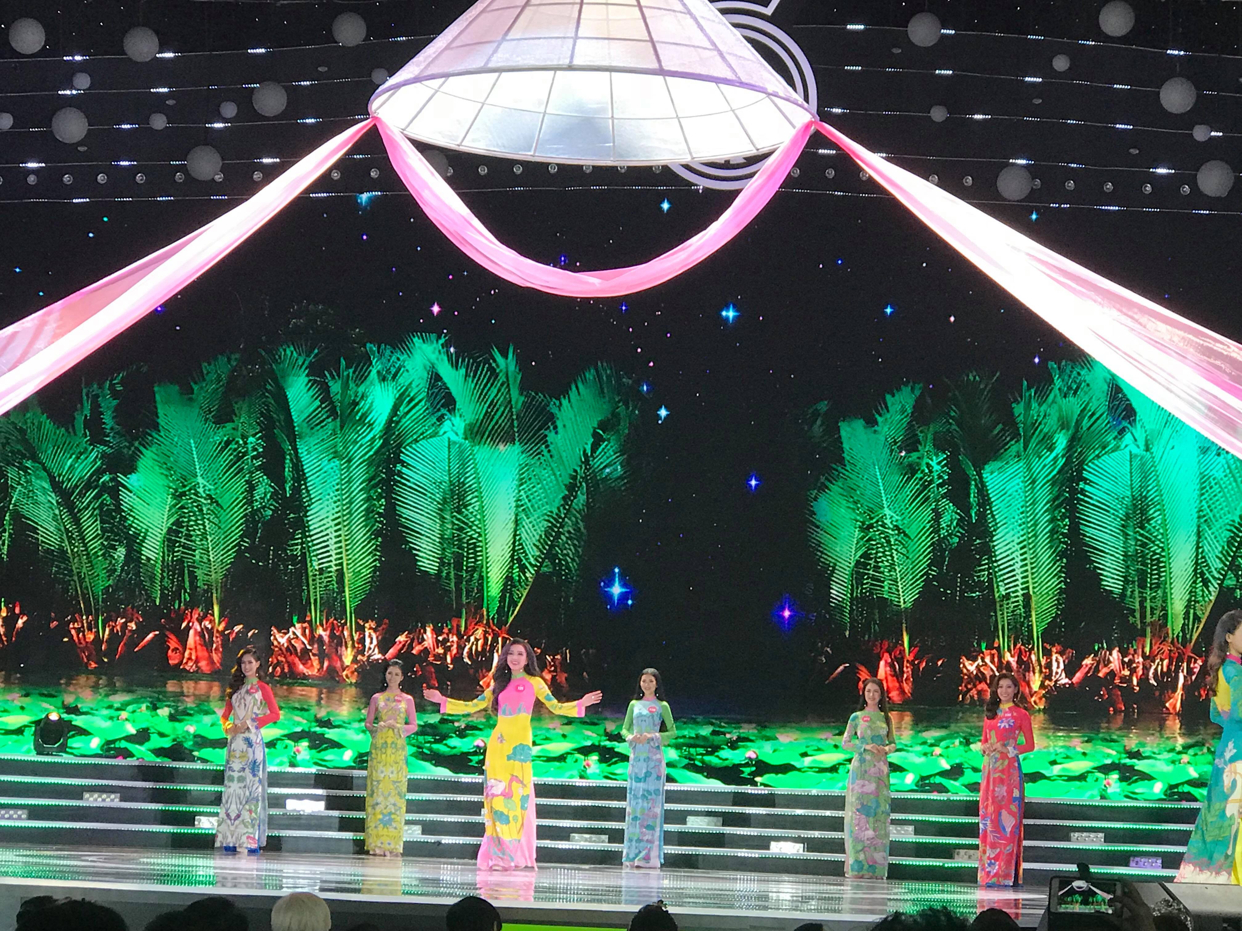 hoa hau viet nam 2018 sau man trinh dien ao dai 25 thi sinh vao vong trinh dien bikini