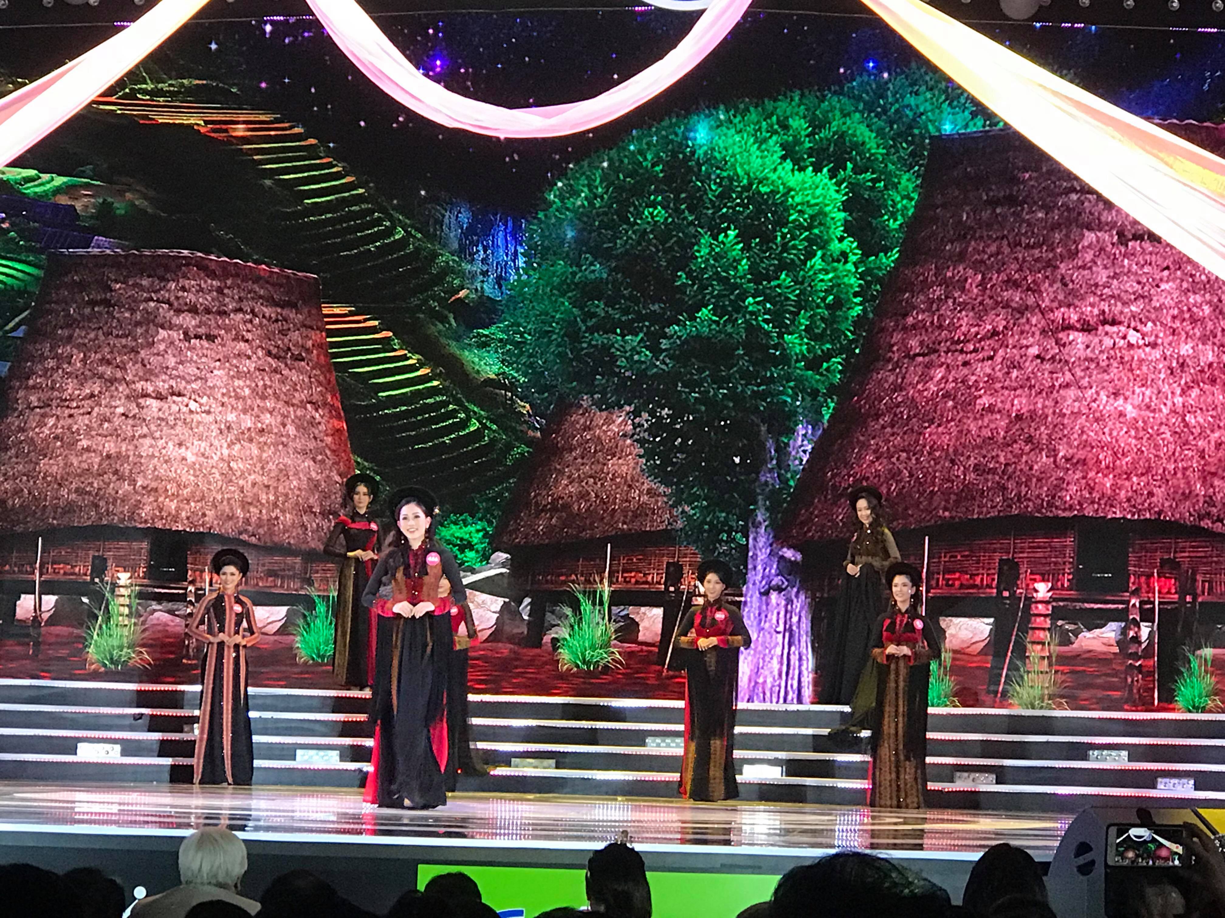 hoa hau viet nam 2018 sau man trinh dien ao dai 25 thi sinh vao vong trinh dien bikini