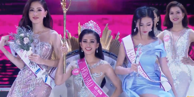 tan hoa hau viet nam 2018 tran tieu vy thi sinh nho tuoi nhat vap nga khi thi nguoi dep bien