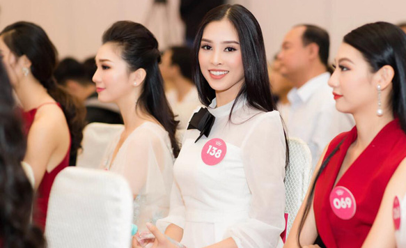 tan hoa hau viet nam 2018 tran tieu vy thi sinh nho tuoi nhat vap nga khi thi nguoi dep bien