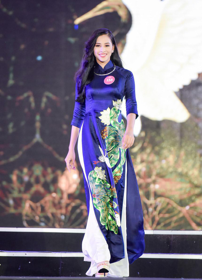 tan hoa hau viet nam 2018 tran tieu vy thi sinh nho tuoi nhat vap nga khi thi nguoi dep bien