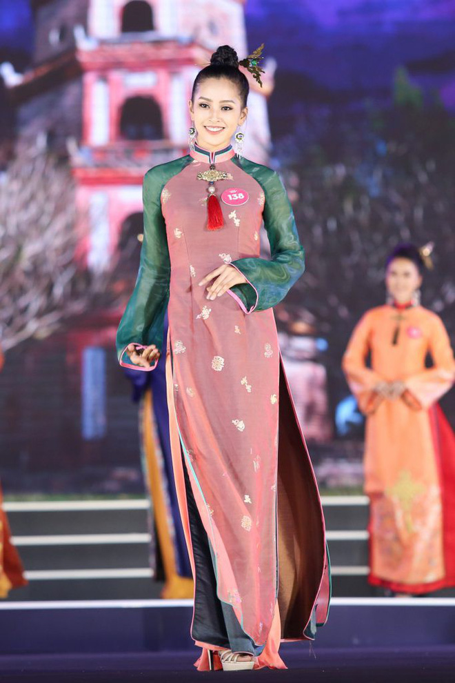 tan hoa hau viet nam 2018 tran tieu vy thi sinh nho tuoi nhat vap nga khi thi nguoi dep bien