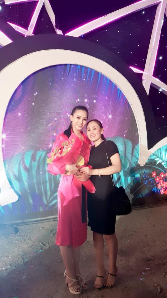 tan hoa hau viet nam 2018 tran tieu vy thi sinh nho tuoi nhat vap nga khi thi nguoi dep bien