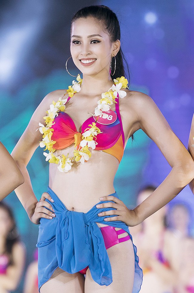 tan hoa hau viet nam 2018 tran tieu vy thi sinh nho tuoi nhat vap nga khi thi nguoi dep bien