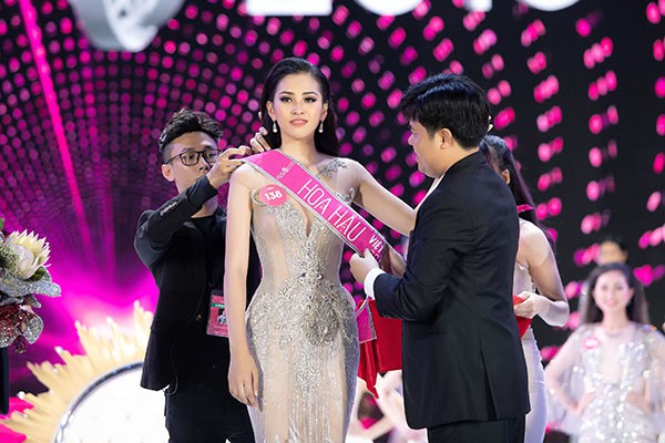 tan hoa hau viet nam 2018 tran tieu vy run ray tra loi lung tung trong buoi phong van nong