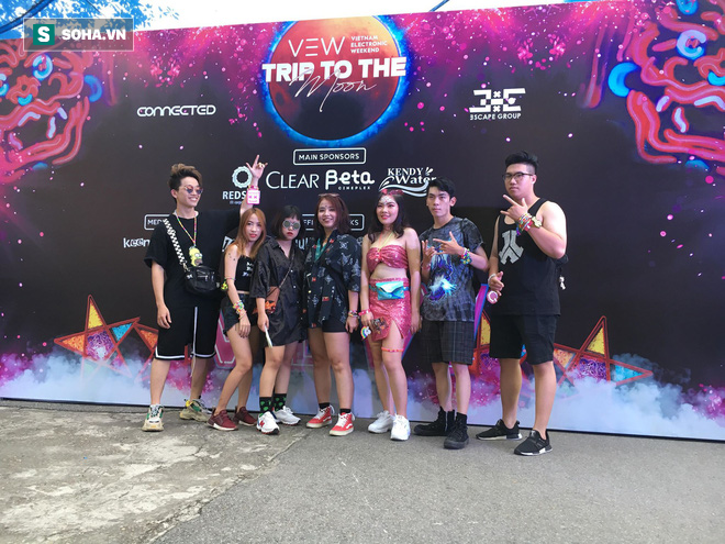 co gai tham gia le hoi am nhac o ho tay vai nguoi co bieu hien la roi ngat xiu sau 3 set nhac