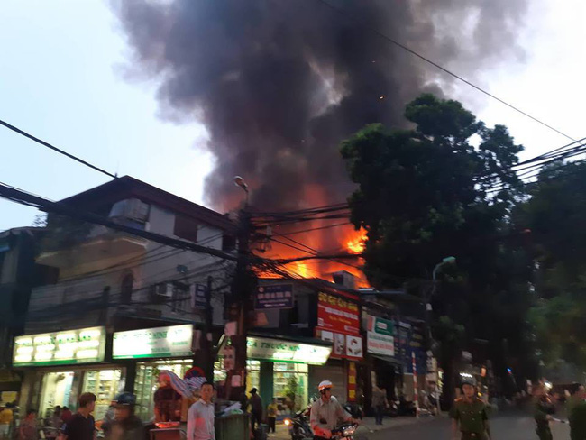 chay cuc lon ca day nha tai doc bv nhi trung uong hang tram nguoi hoang loan