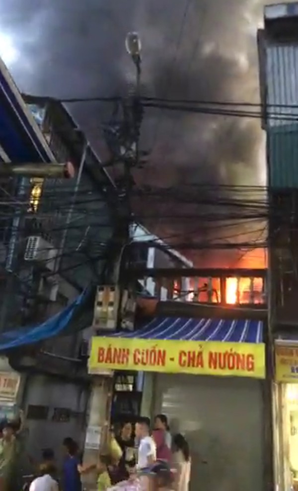 chay cuc lon ca day nha tai doc bv nhi trung uong hang tram nguoi hoang loan