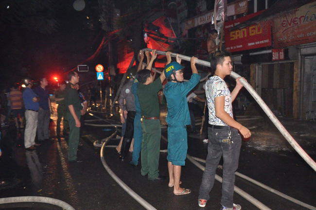 chay cuc lon ca day nha tai doc bv nhi trung uong hang tram nguoi hoang loan