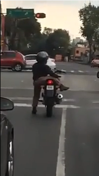 chan ngan nhung dam me xe phan khoi lon thanh nien tao nen hinh anh hai huoc tren pho