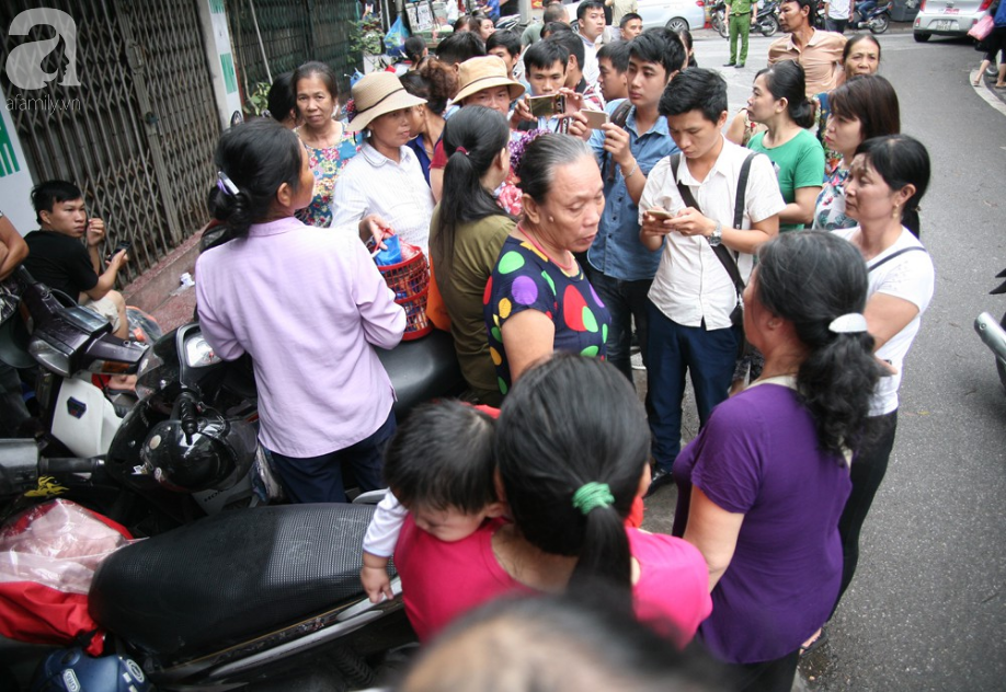 nhieu nguoi ngheo khoc nhu mua vi mat het tien va giay to sau vu hoa hoan truoc cong bv nhi trung uong