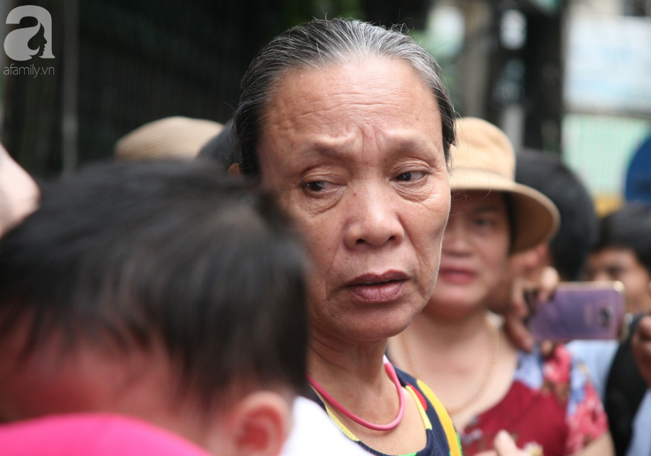 nhieu nguoi ngheo khoc nhu mua vi mat het tien va giay to sau vu hoa hoan truoc cong bv nhi trung uong